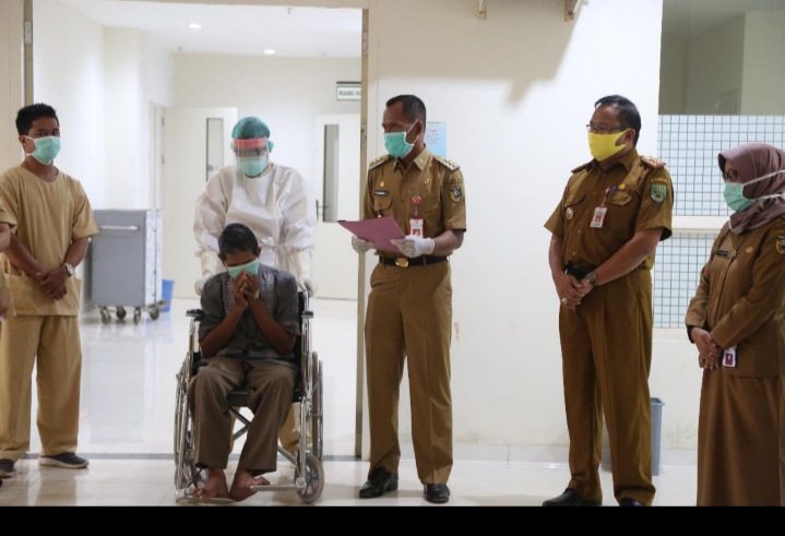 Bupati Tala Lepas Pasien Covid-19 Asal Balangan yang Telah Sembuh