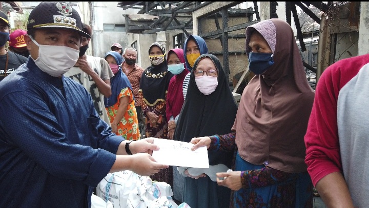 Ibnu Sina Serahkan Bantuan Untuk Korban Kebakaran di Jalan Kuripan