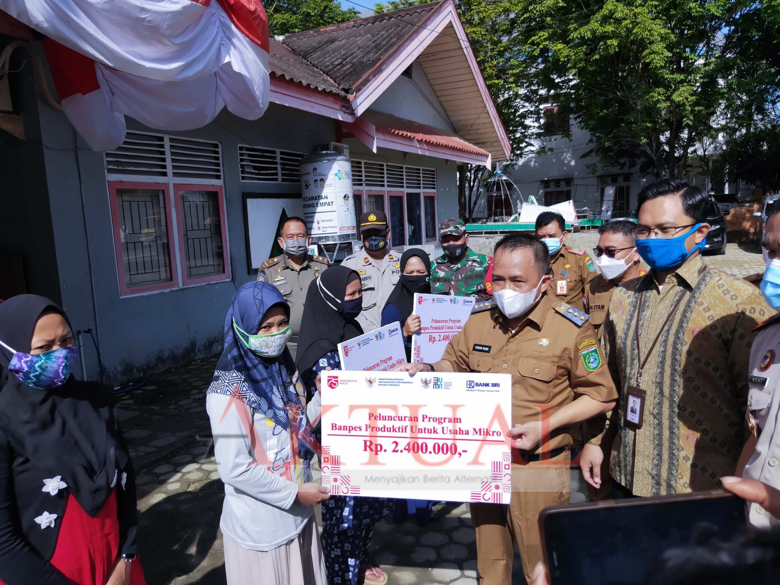 Bupati Serahkan Banpres Produktif untuk Usaha Mikro