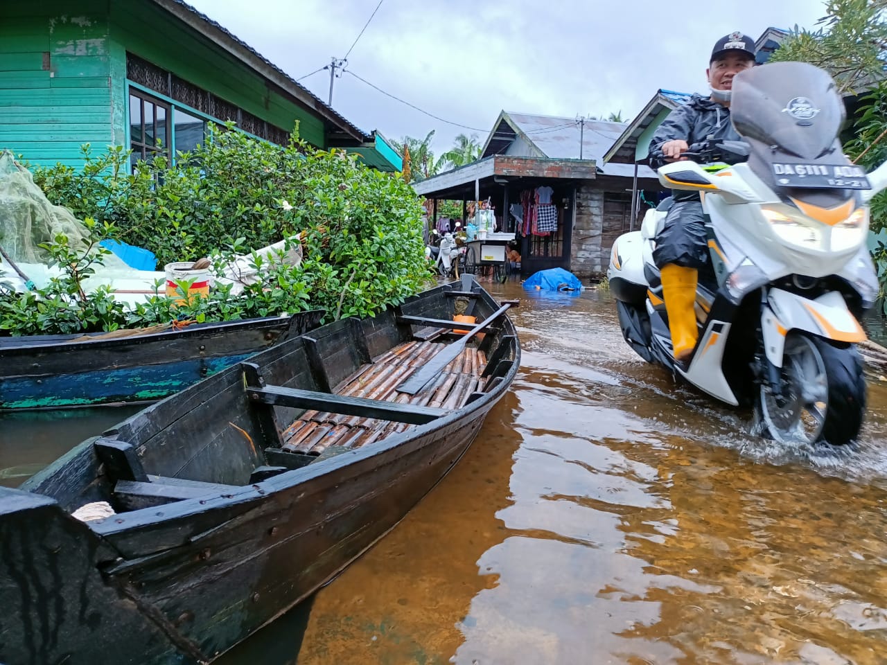Pakai Sepeda Motor, Walikota Tinjau Jalan “Calap” di 2 Kelurahan.