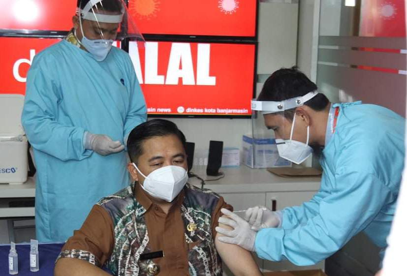 Ibnu Sina Orang Pertama di Banjarmasin yang Disuntik Vaksin Covid-19