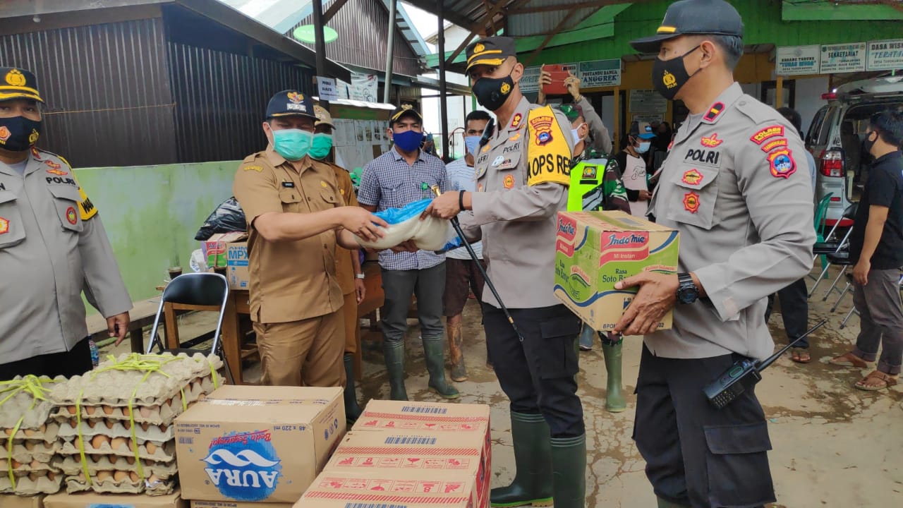 Kapolres HSU Berikan Bantuan Terdampak Banjir