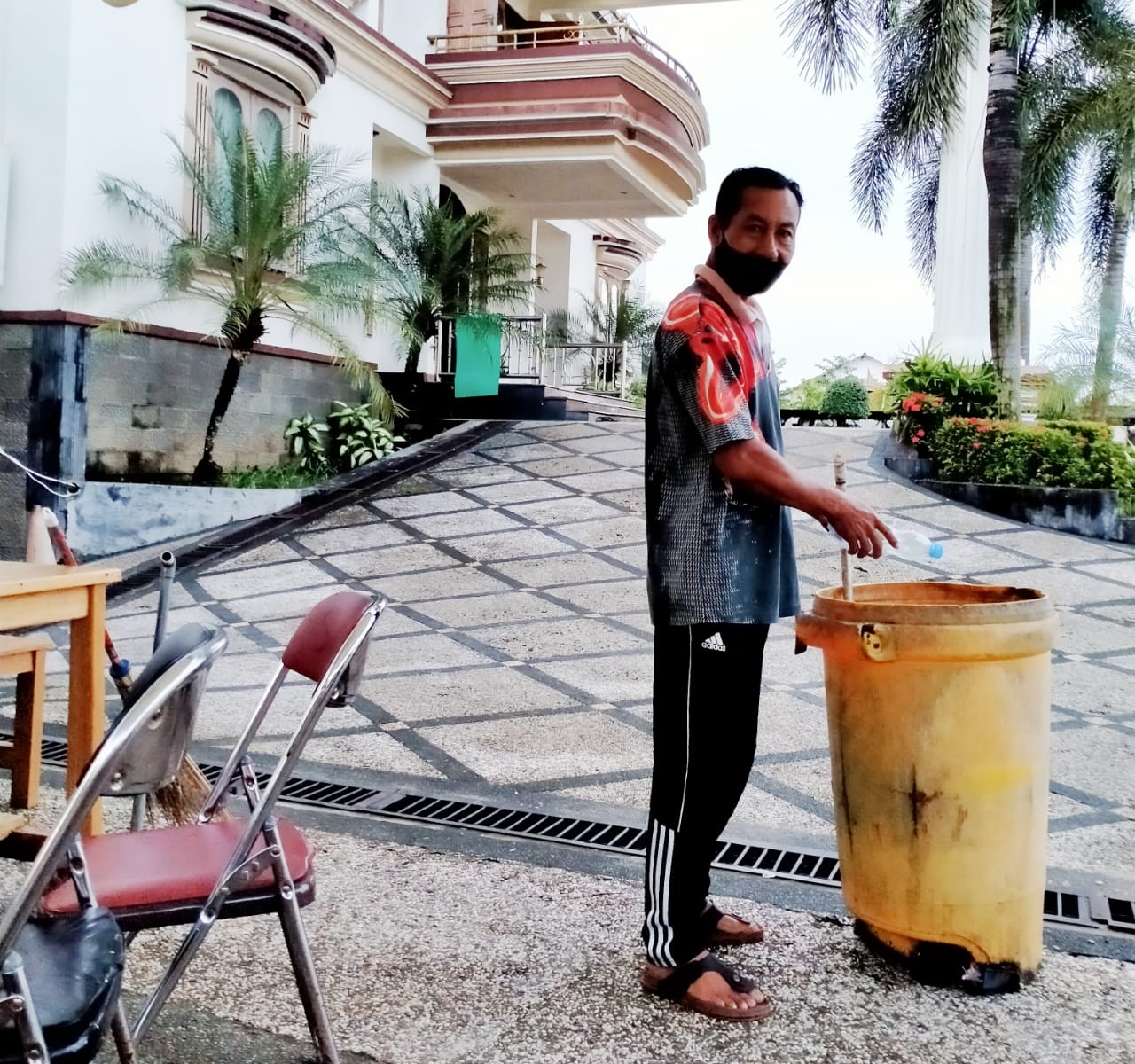 Turmuzi, Petugas Kebersihan Istana Anak Yatim Darul Azhar, Mampu Sekolahkan Putrinya Hingga S2