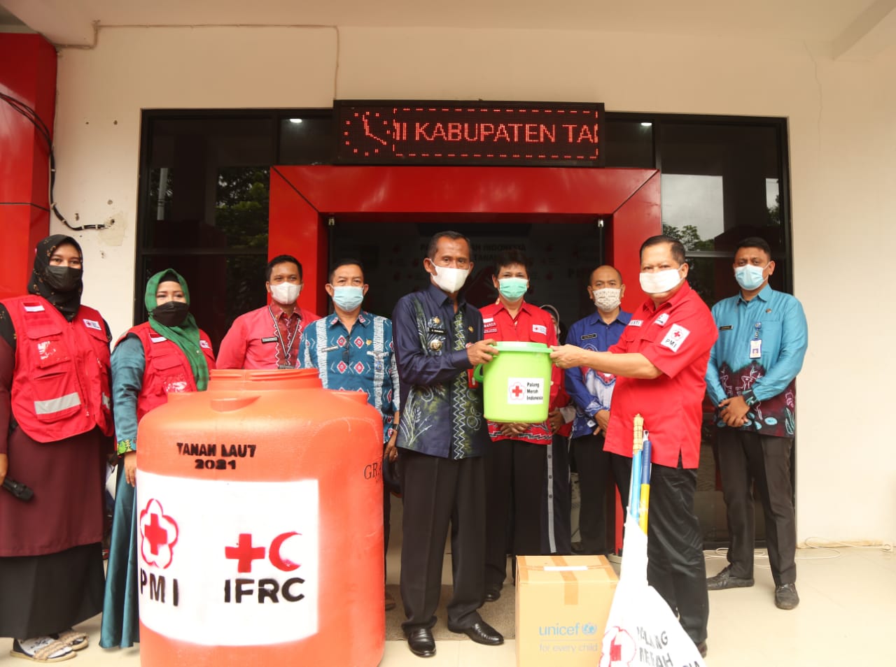 Paket Bantuan Pasca Bencana Dari PMI Kalsel Sampai Di Tala