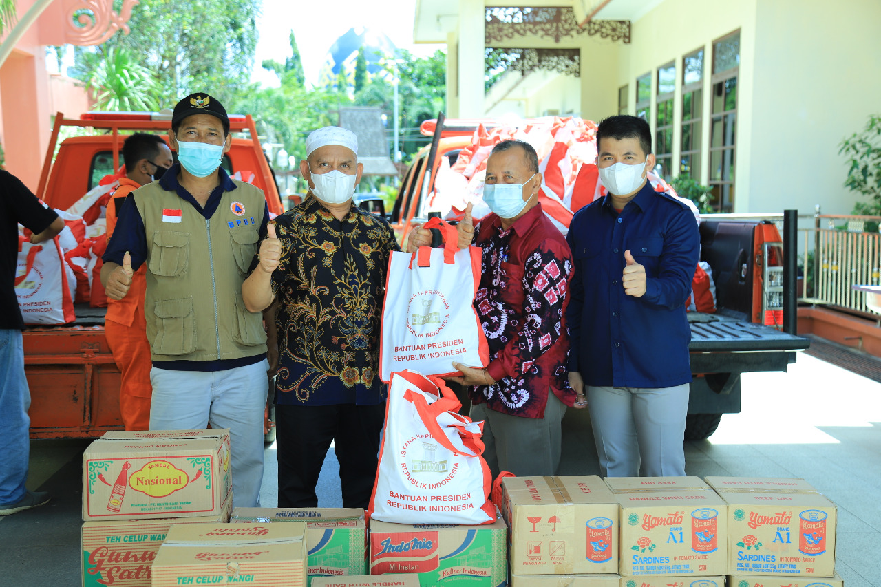 Wahid Salurkan 200 Paket Bantuan Presiden untuk Korban Banjir HSU