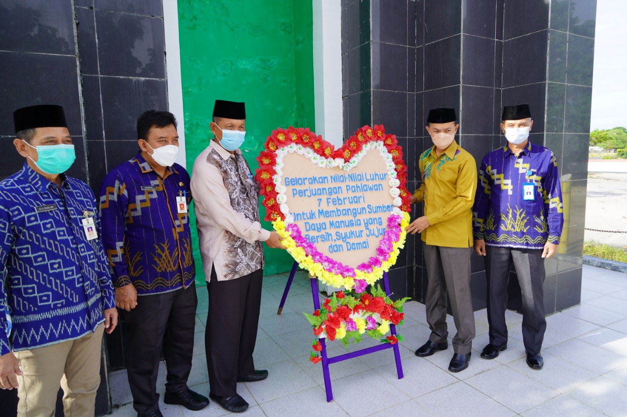 Tabur Bunga di Makam Pahlawan 7 Pebruari