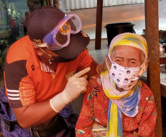 SOSIALISASI PPKM JILID II, DANDIM 1001/AMUNTAI BAGIKAN MASKER KEPADA MASYARAKAT