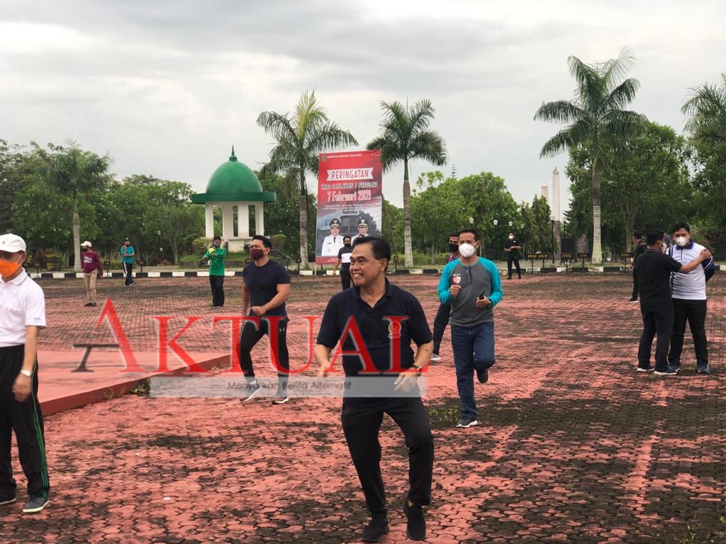 Zairullah dan Plh Bupati Tanah Bumbu Senam Bersama di Kantor Bupati