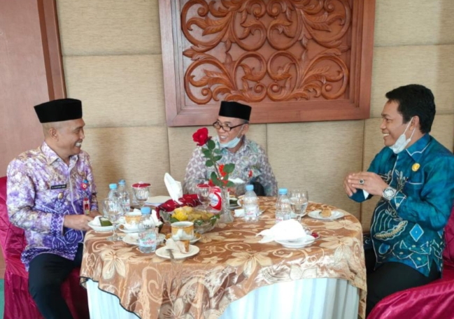 Hadiri Rakor Kepala Daerah se-Kalsel, Wabup Tanbu Terima Penghargaan