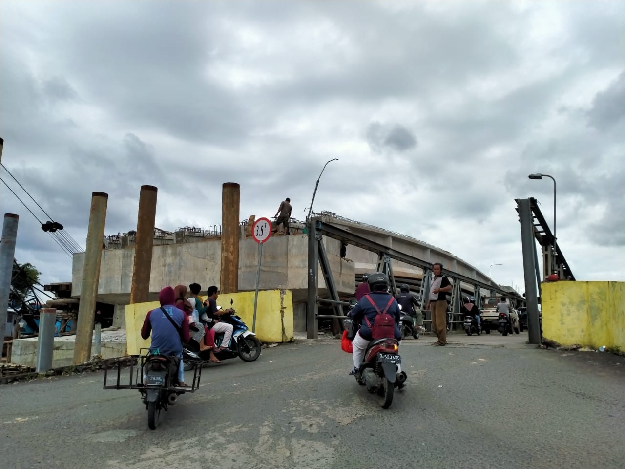 Molor, Komisi III DPRD Banjarmasn Tinjau Proyek Pembangunan Jembatan HKSN 01