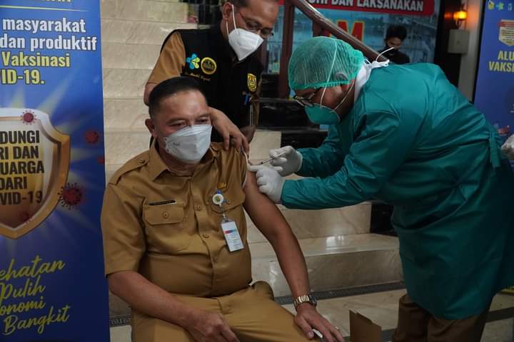 Pada Pencangan Vaksinasi, Plh Waikota Banjarmasin Orang Pertama yang Disuntik