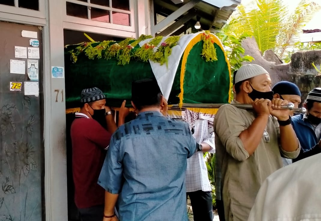 Suara Azan Sang Anak, Lepas Almarhumah Hajjah Isum Menuju Peristirahatan Terakhir