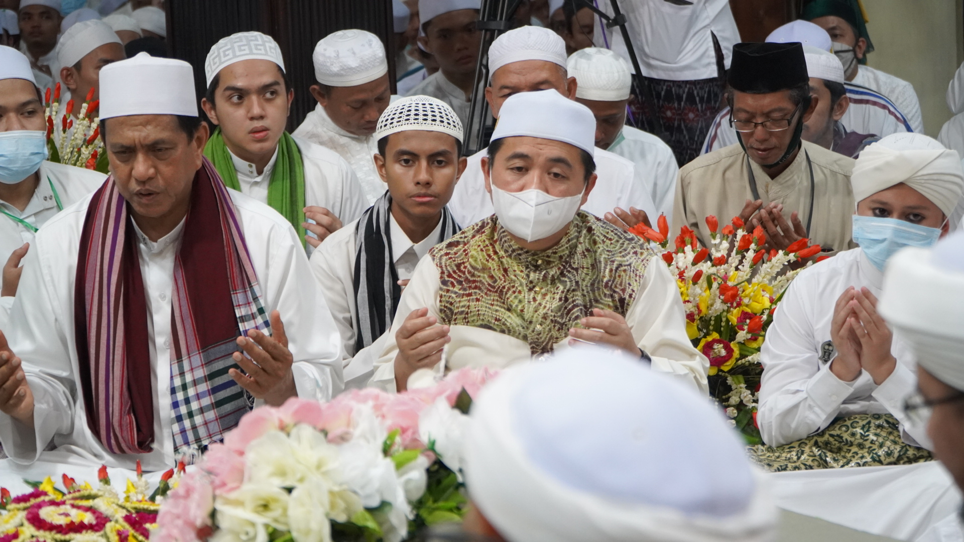 H. Ibnu Sina dan Ribuan Jemaah Hadiri Haul Guru Zuhdi di Masjid Jami Sungai Jingah.