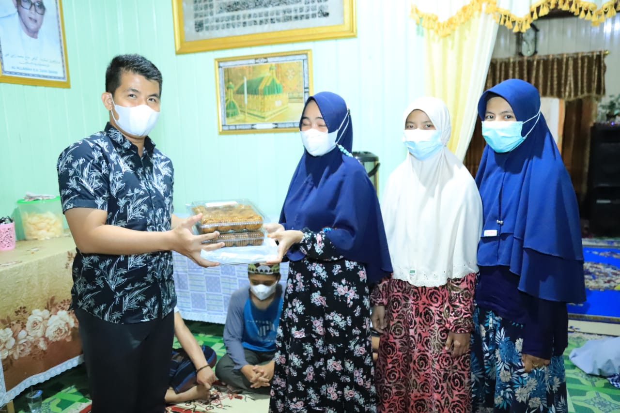 Kunjungi Kafilah, Ketua DPRD HSU Almien Bawakan Apem Hambuku