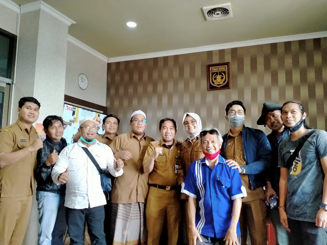 Plt BPKAD Tanah Bumbu Dapat Kejutan Dari Wartawan Tim PJ13 dan Staf