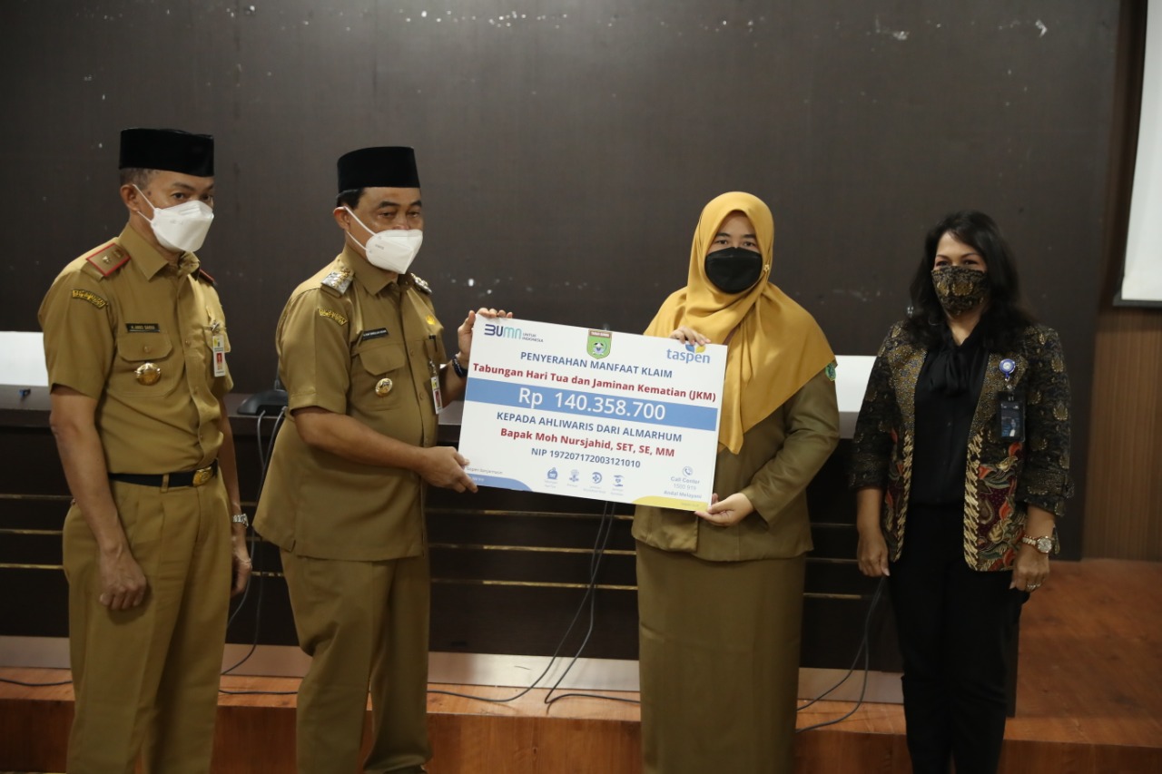 Pensiunan Puskemas Dapat Bantuan Kursi Roda