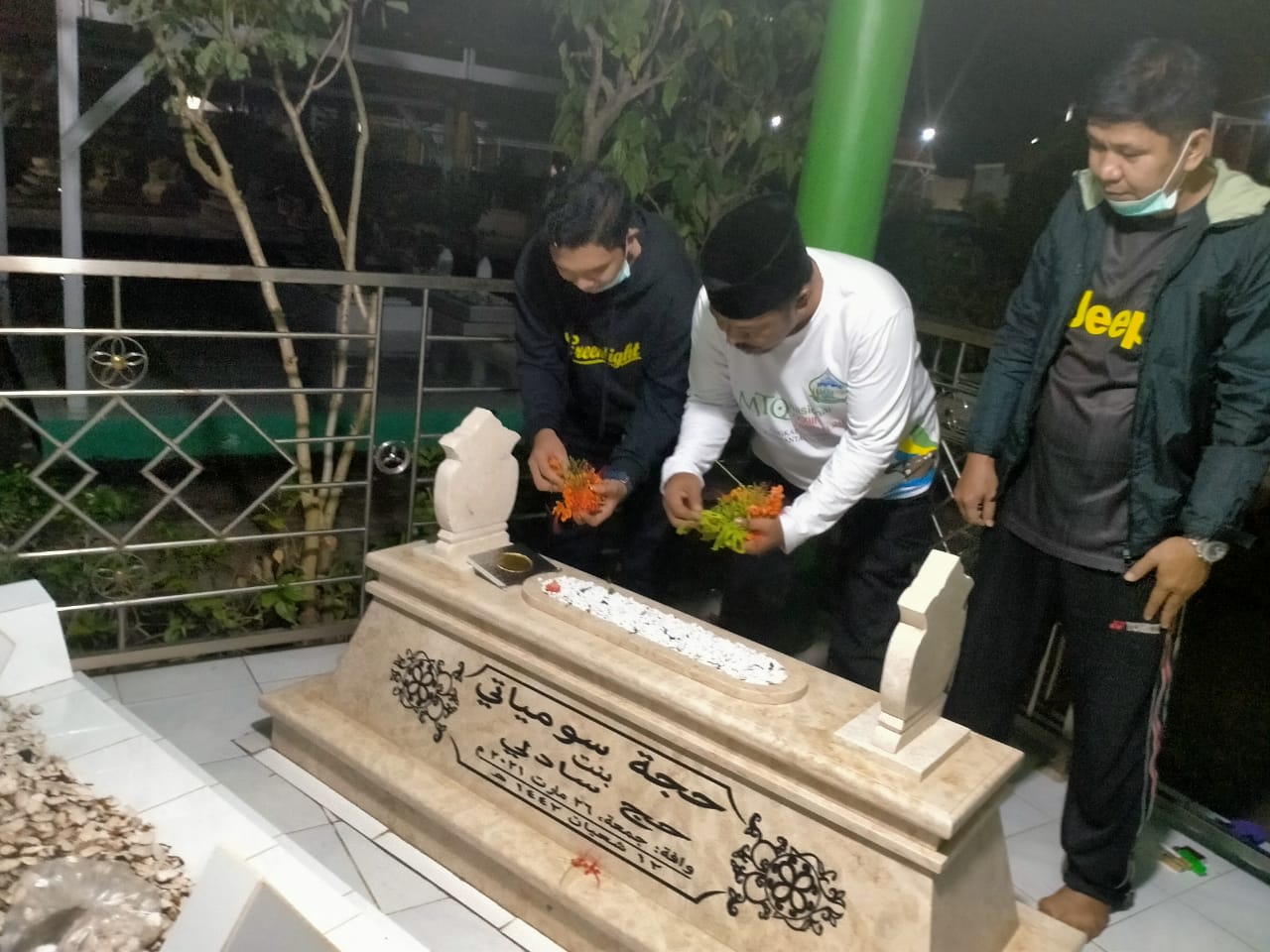Malam-malam, Plh Kadis PUPR Kabupaten Tanah Bumbu Ziarah ke Makam Ibundanya