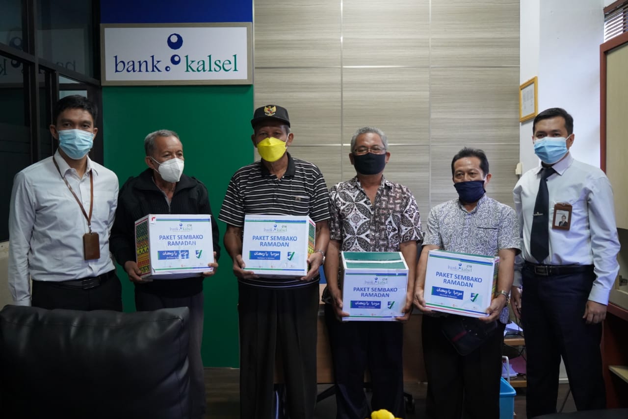 Bank Kalsel Cabang Batulicin Bagikan 145 Paket Sembako Ramadhan Untuk Pensiunan ASN