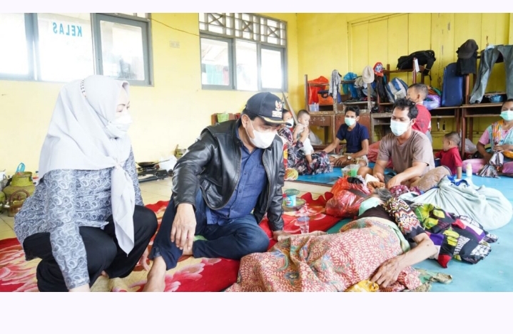 Zairullah Serahkan Sembako kepada Korban Banjir di Satui