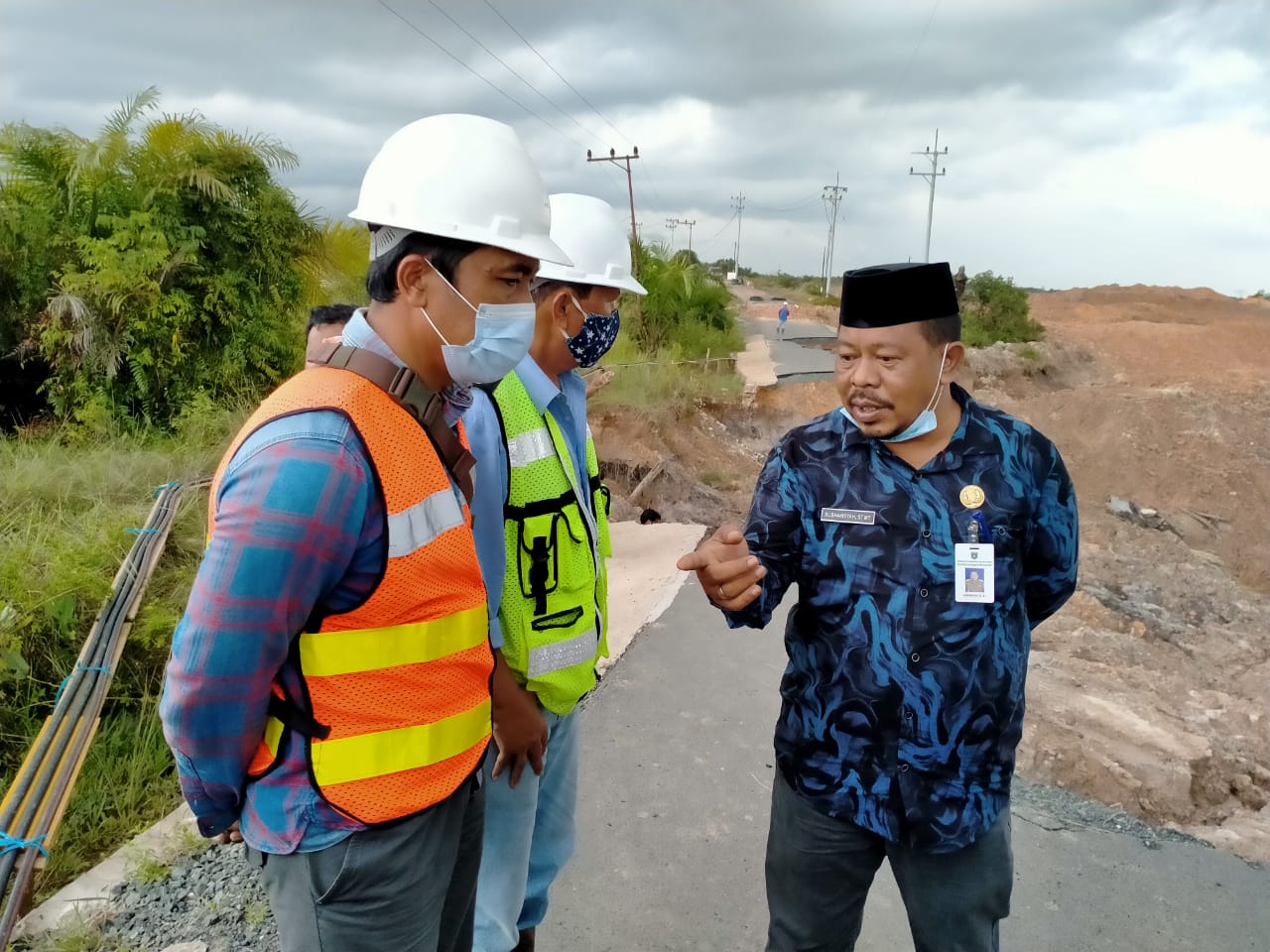 Kadis PUPR Tinjau Jalan Longsor Bunati, Minta Perusahaan Segera Lakukan Perbaikan