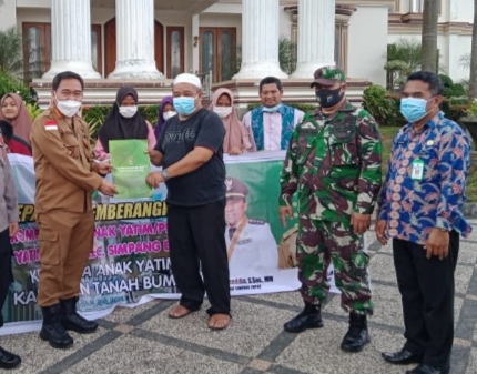 Camat Simpang Empat, Antarkan Anak Yatim ke Istana