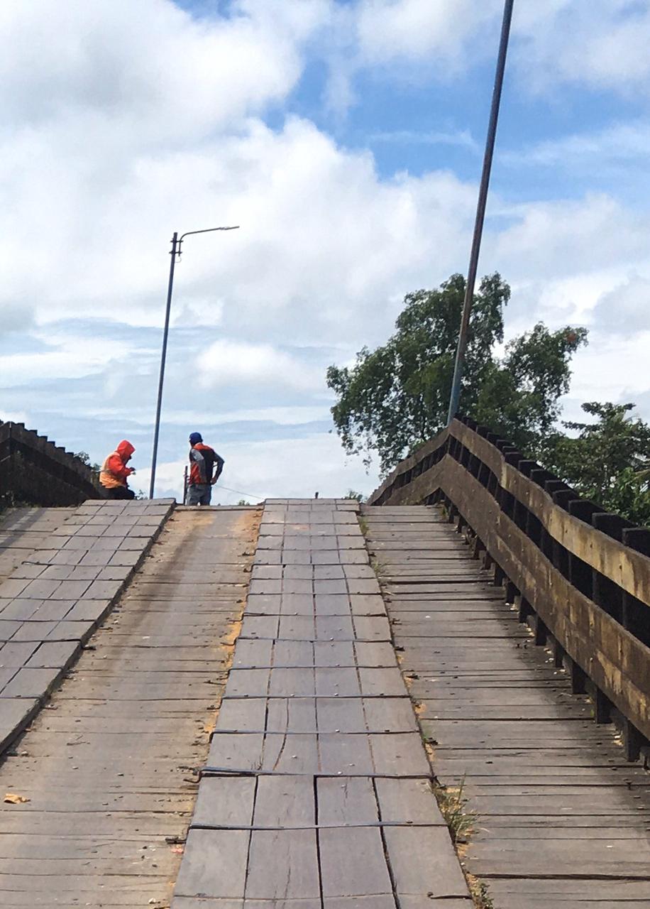 Wouw! Dikawal Tim Pak Ogah, Jembatan Ulin Sungai Gampa