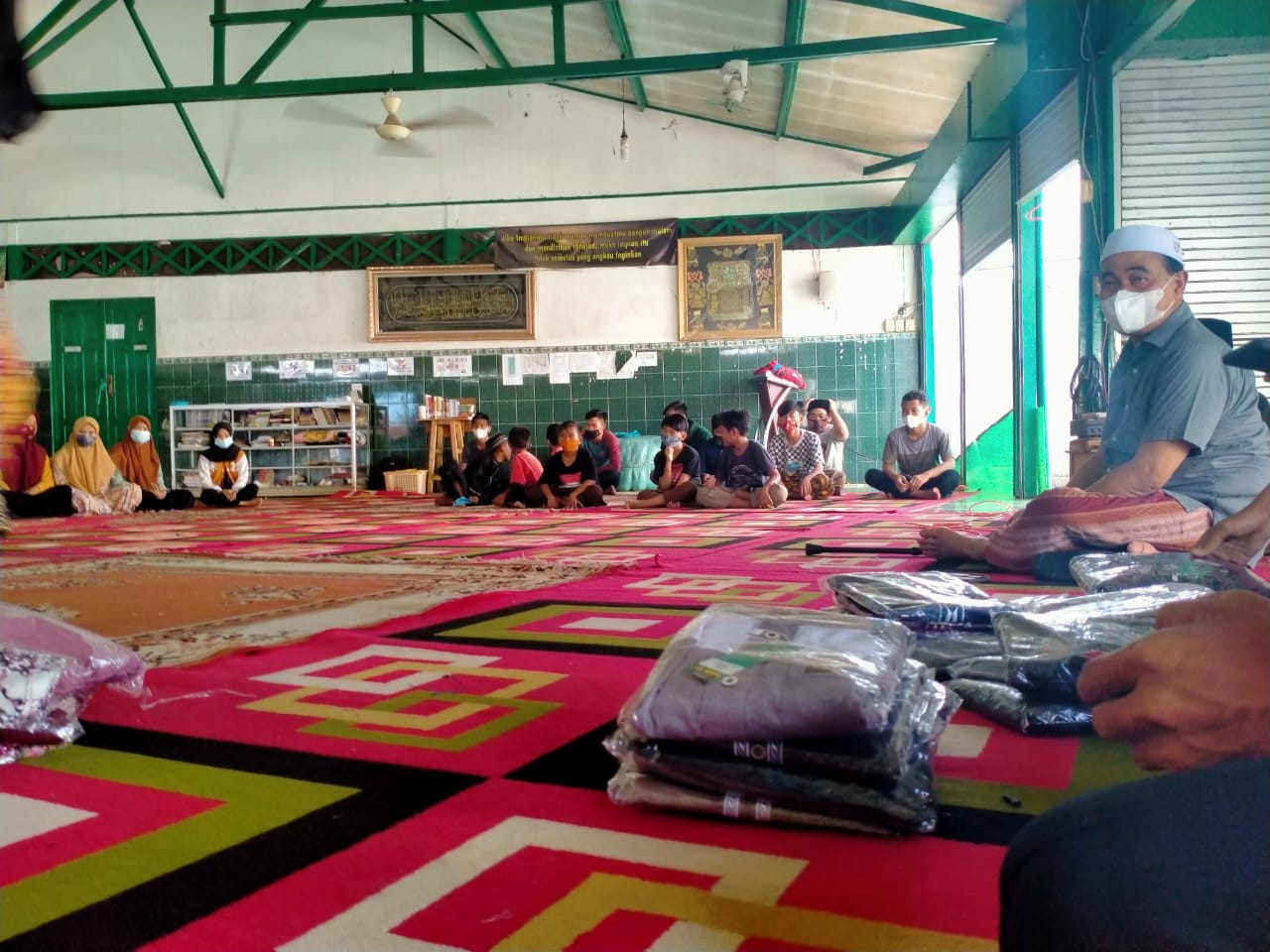 Jelang Idul Adha 1442, Zairullah Bagi-bagi Baju Baru untuk Anak Yatim