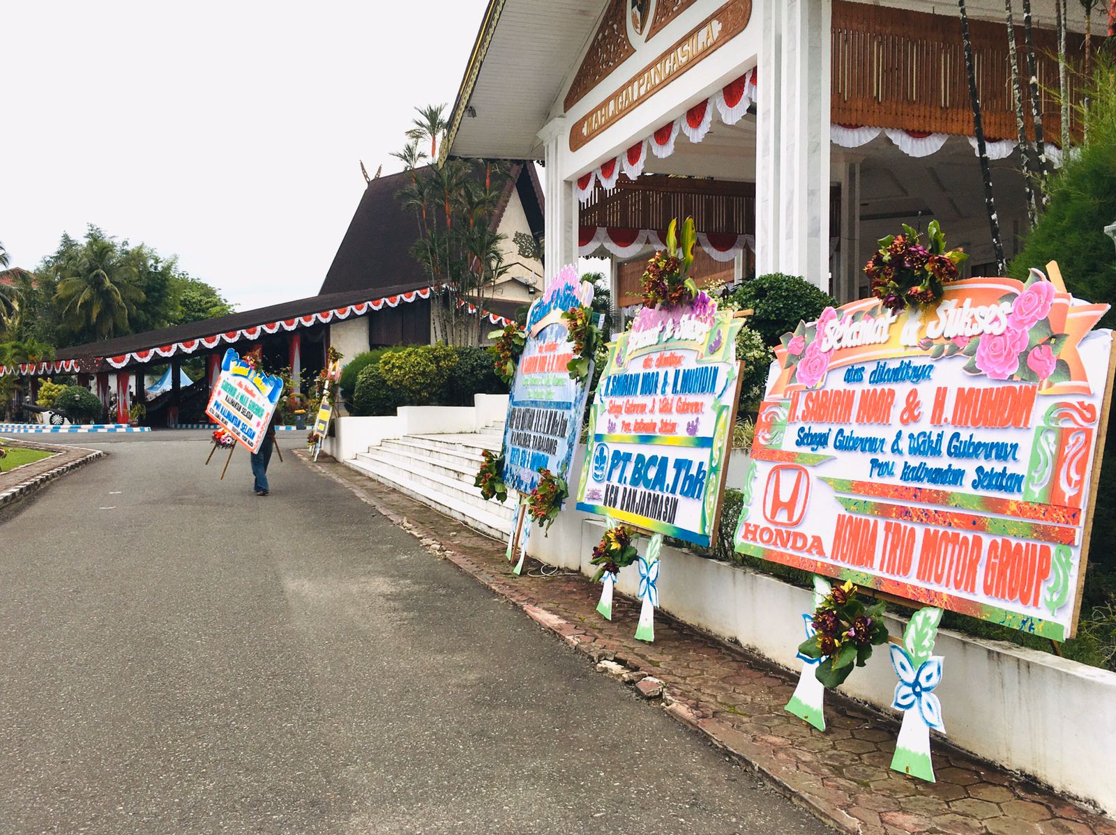 Sambut Tuan Rumah, Rumdin Gub Kalsel Bertabur Karangan Bunga Selamat BirinMu