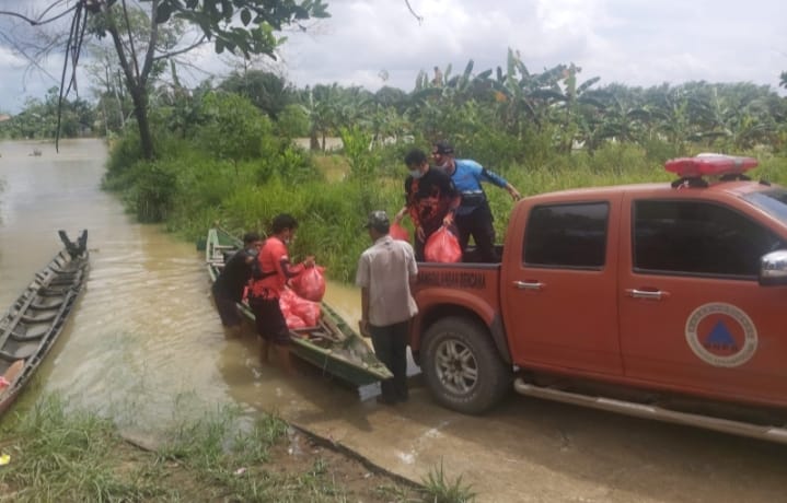 Dinas Sosial Bikin Dapur Umum, BPBD Bagikan Nasi Bungkus untuk Warga Terdampak Banjir