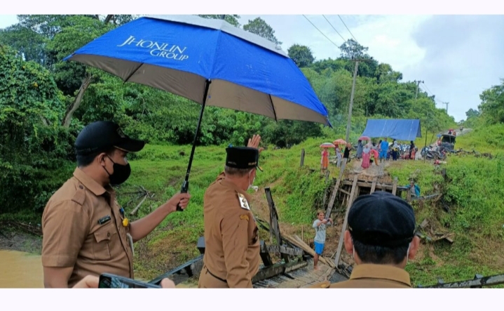 Saat Tinjau Jembatan Putus, Wabup Rusli Minta Dinas Sosial dan BPBD Bantu Warga yang Terdampak Banjir