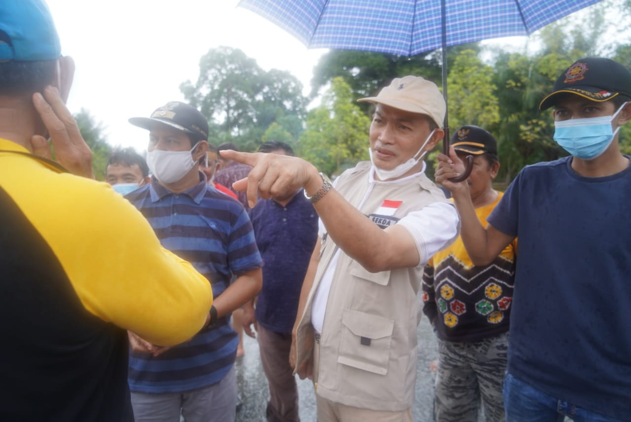 Hujan-hujan, Sekda Ambo Sakka Tinjau Jalan Putus Akibat Luapan Air Sungai Kusan