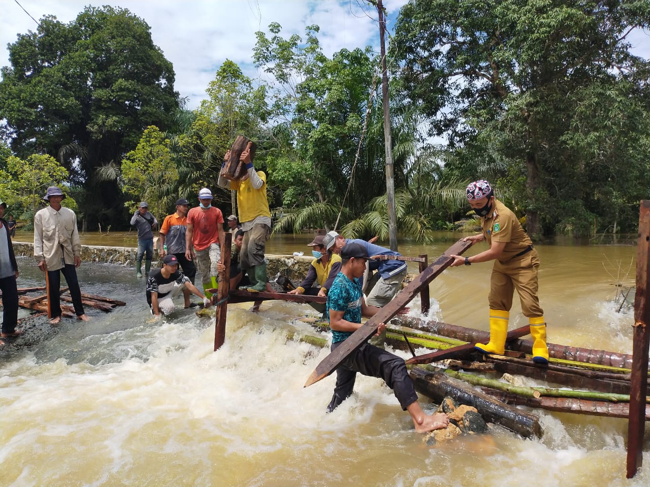 Camat Kusan Hulu Pimpin Pembangunan Jembatan Darurat Dilokasi Banjir