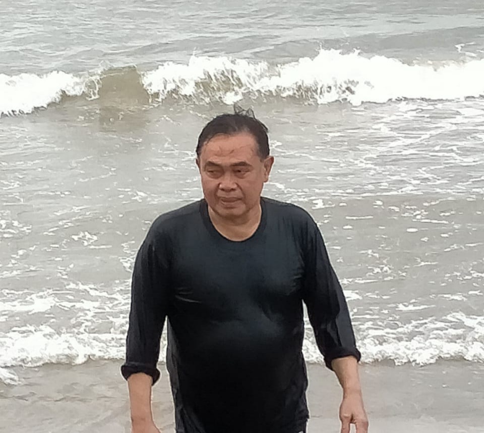 Air Laut Bermanfaat Bagi Kesehatan, Zairullah Berenang Tiap Pagi di Pantai