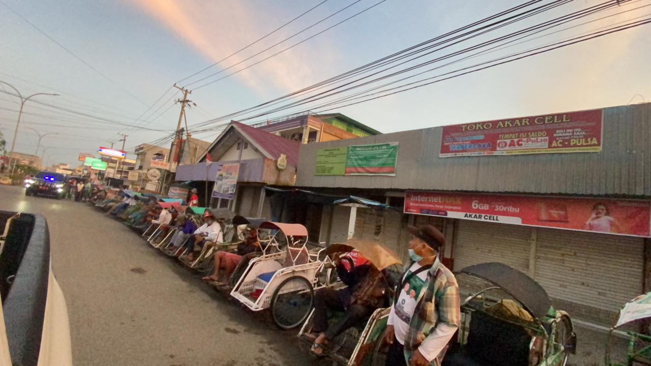 Hampir Setiap Pagi, Zairullah Berbagi Rejeki dengan Tukang Becak