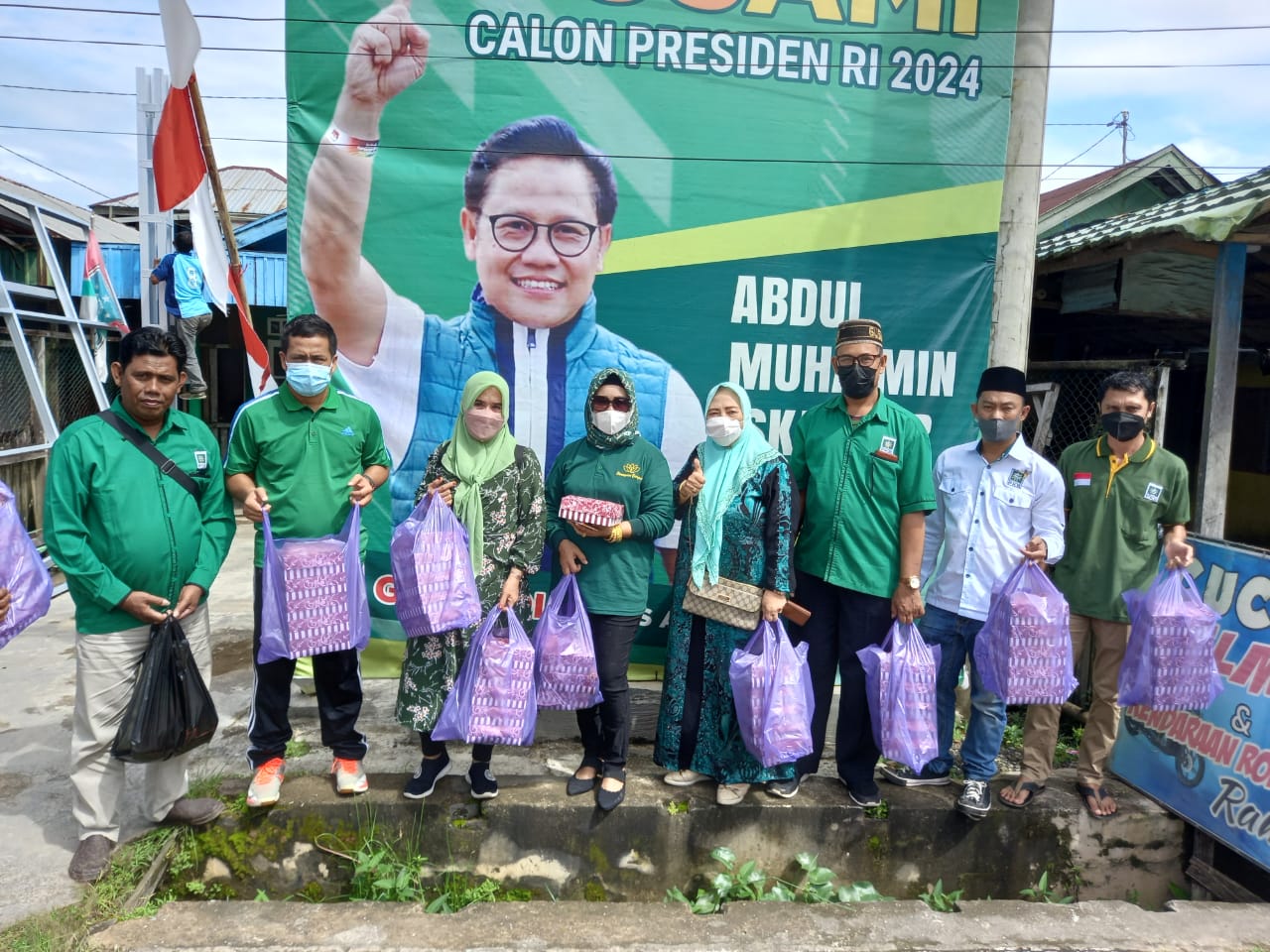 DPC PKB Kotabaru Gelar Jumat Berkah, Berbagi Makanan untuk Tukang Becak dan Penyapu Jalan