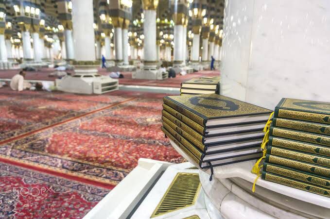 Tertunda 2 Tahun Karena Covid, Haru Biru di Masjidil Haram Serahkan Wakaf Alquran Jamaah Umroh