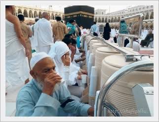 Galon Air Zamzam Kembali Berjejer di Sudut Sudut Masjidil Haram, Jamaah Itikaf pun kBercucuran Air Mata