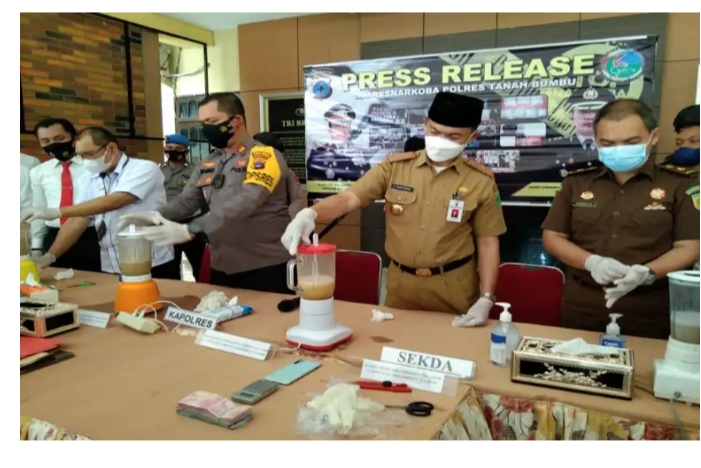 Sekda Ambo Sakka, Hadiri Pemusnahan Sabu dan Ekstasi oleh Polres Tanah Bumbu
