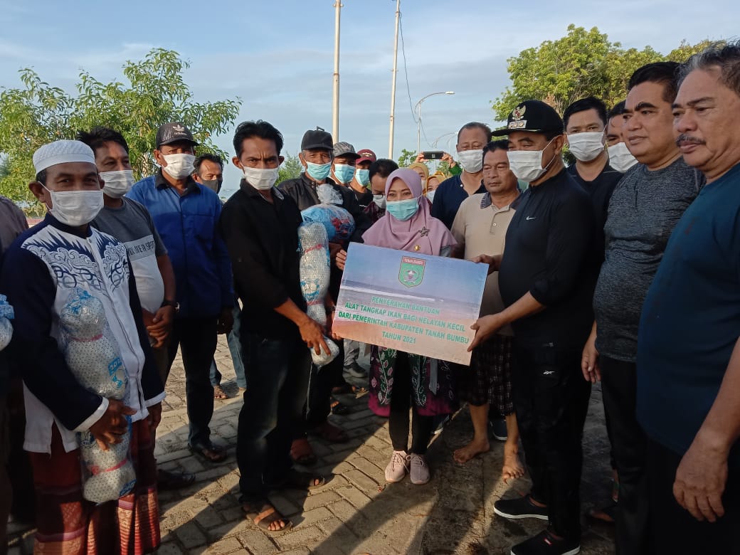 Bupati Serahkan Bantuan Alat Tangkap Ikan kepada Nelayan