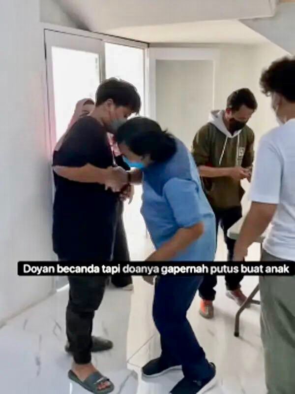 Latepost: Kocak, Tapi Benarkah Komeng Tak Sedih Antar Putranya Mondok di Pesantren