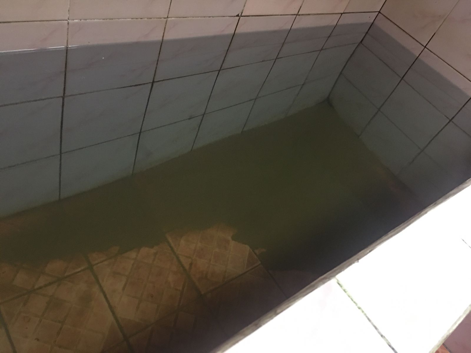 Bak Mandi Baru Dikuras, Ee .. Air Pertama yang Dialirkan Membawa Endapan Lumpur Lagi