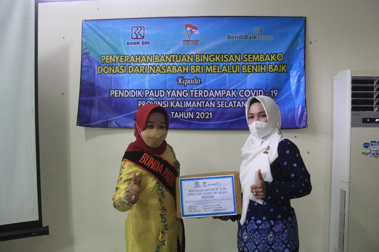 Anisah Wahid Salurkan Bantuan Sembako dari BRI
