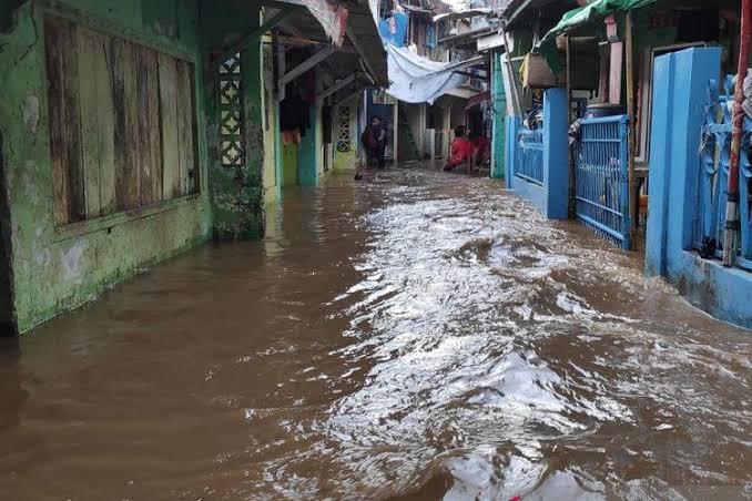 ‘Menyambut’ Banjir Masuk Rumah, Warga Alalak Ramai Ramai Buat ‘Kati’ untuk Perlindungan