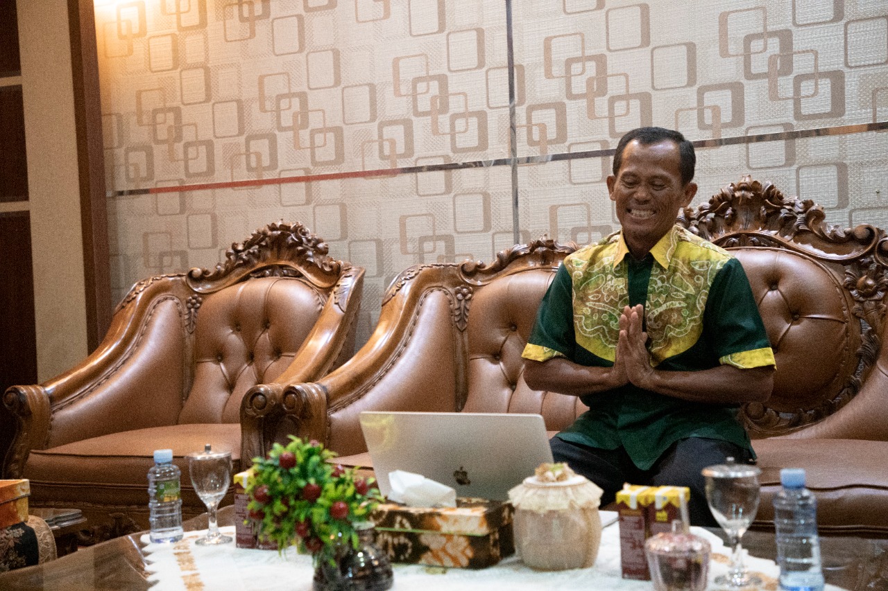 Menggunakan Jabatan Sebagai Pelayanan Masyarakat