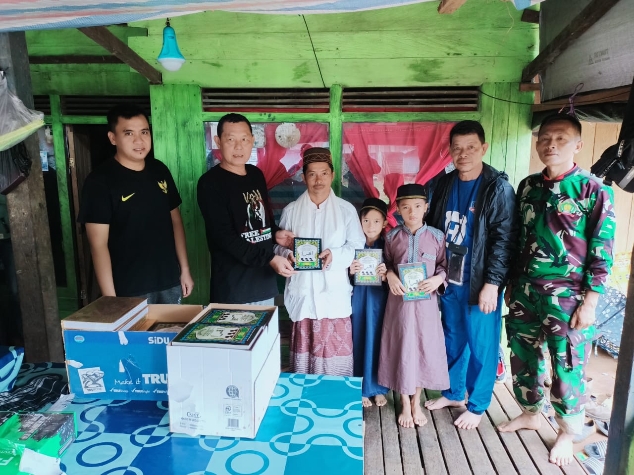 Bupati Zairullah Serahkan Al-Qur’an dan Buku Iqra Untuk Warga Dusun Hawakai di Pedalaman