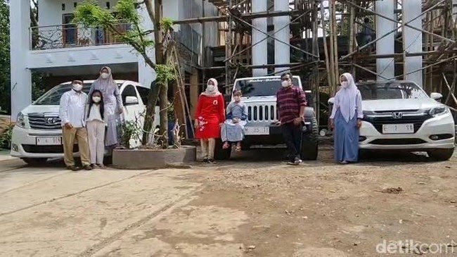 Gempar, Sekdes di Pati Beri Kado Mobil Alphard, Robicon dan HRV untuk Anak dan Istri Senilai 3M