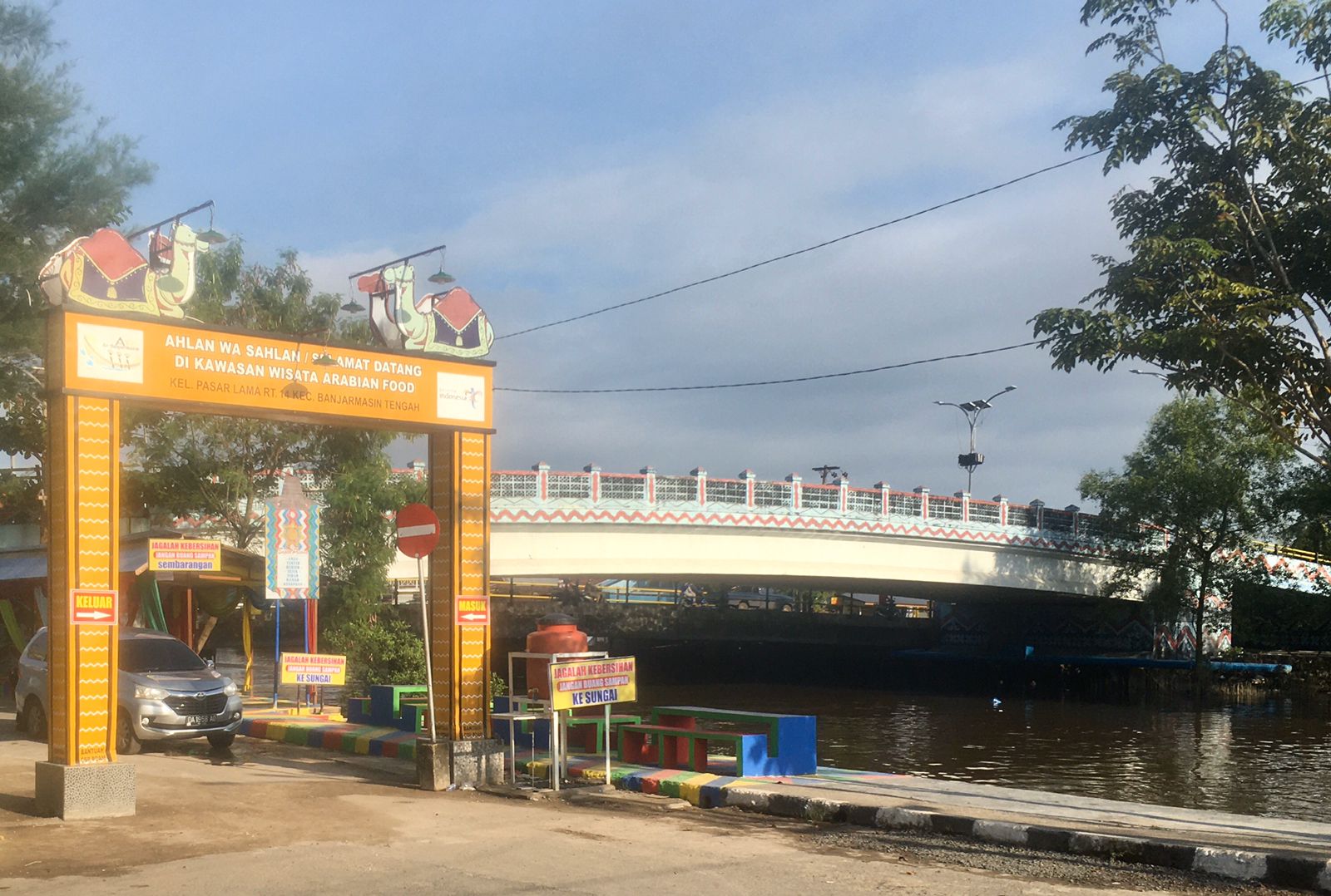 Di Kaki Jembatan Tepi Sungai, Warga Banjarmasin Nikmati Teh Arab di Sore Jumat