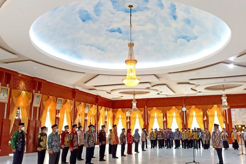 Edi Santoso Kadis PPPA Kalsel Dilantik Bersama 13 Pejabat Lainnya di Lingkungan Pemprov Kalsel