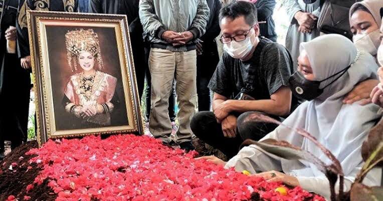 Ada Foto Berpakaian Kebaya Minang Di Atas Kuburnya, Dorce Tetap Didoakan sebagai Pria