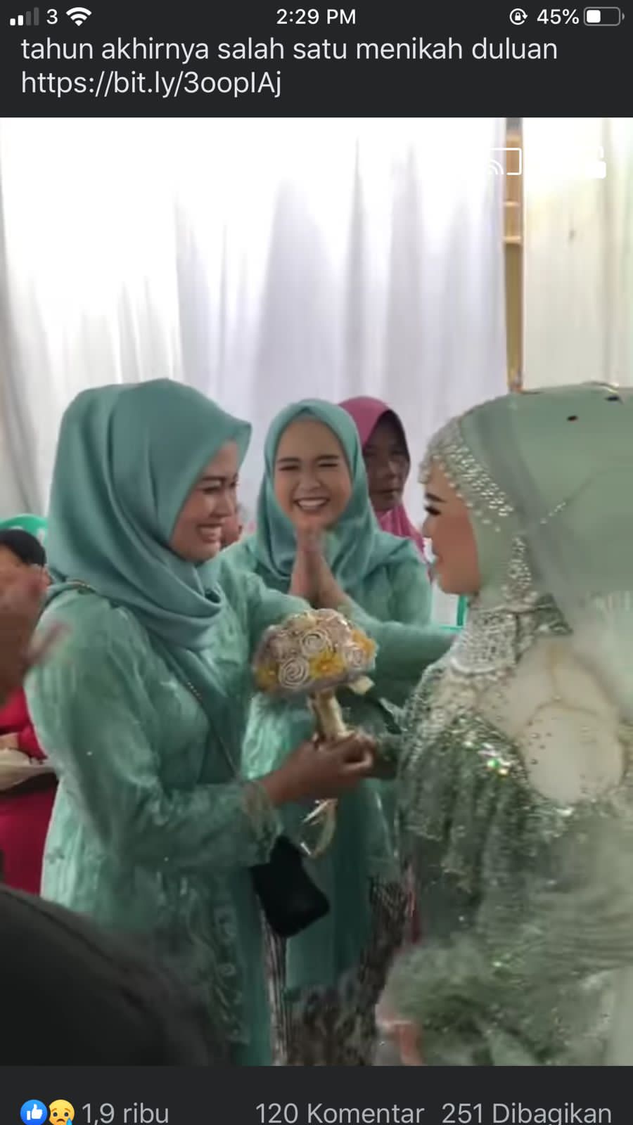 Pengantin Perempuan Ini Menyerahkan Bunga ke Sahabatnya yg Jomblo, Berpelukan dan Nangis